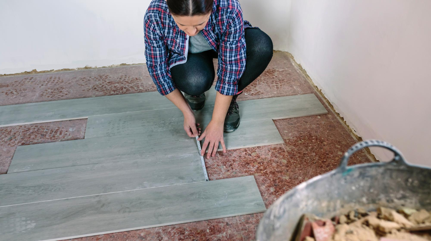 Profissional coloca piso laminado sobre cerâmica