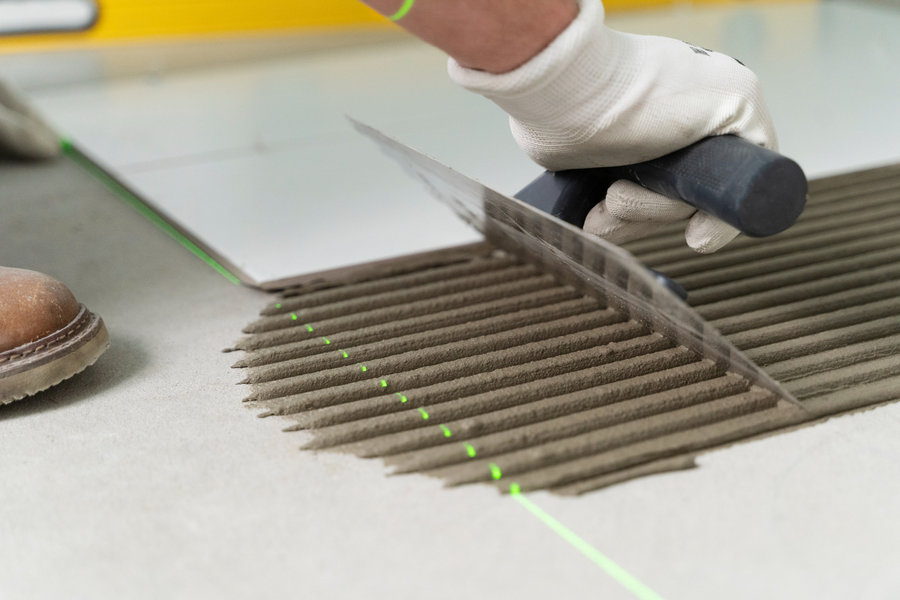 Profissional colocando cerâmica sobre cerâmica