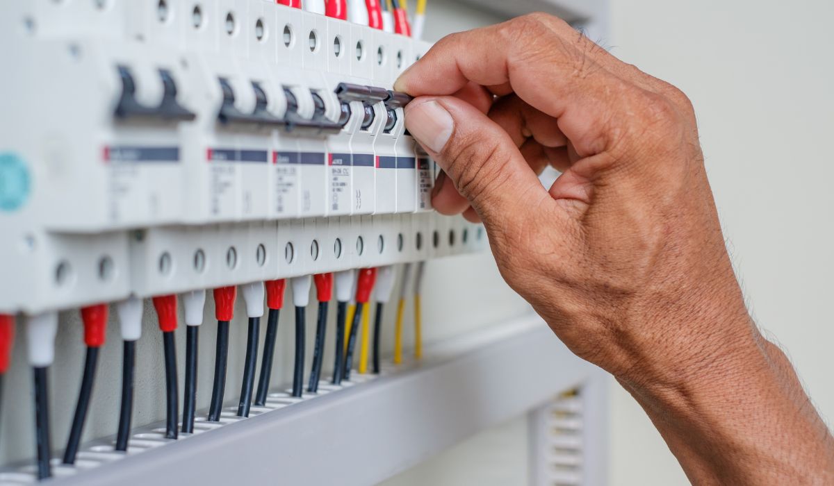 Instalar caixa de disjuntores na parede - Socorra-me Maridos de Aluguel Unihands
