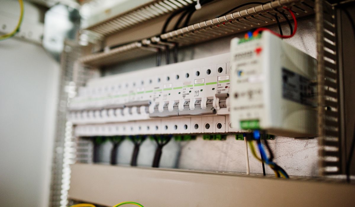Interruptor no quadro elétrico - Socorra-me Maridos de Aluguel Unihands