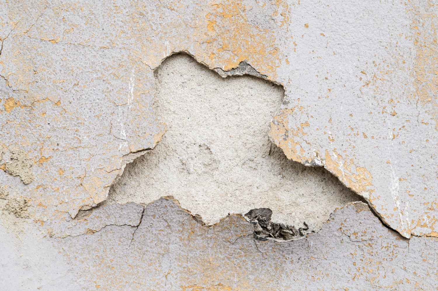 Parede descascando por causa da umidade em casa