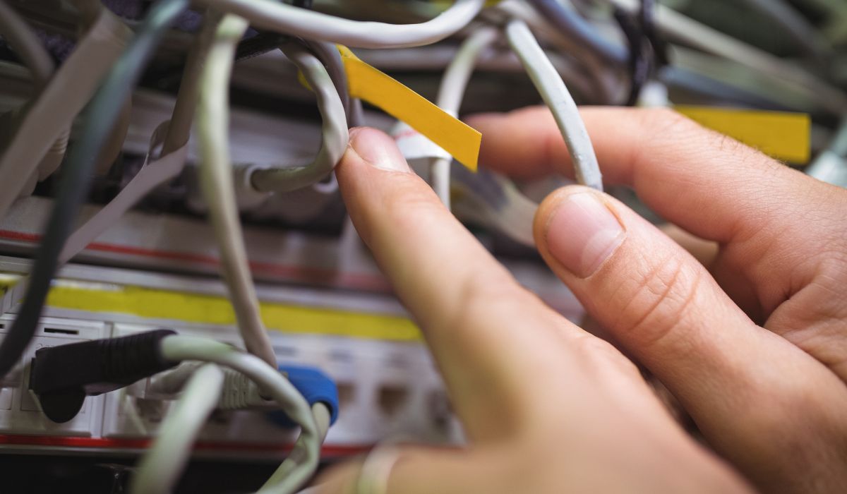 Passar cabo de rede junto com energia - Socorra-me Maridos de Aluguel Unihands 