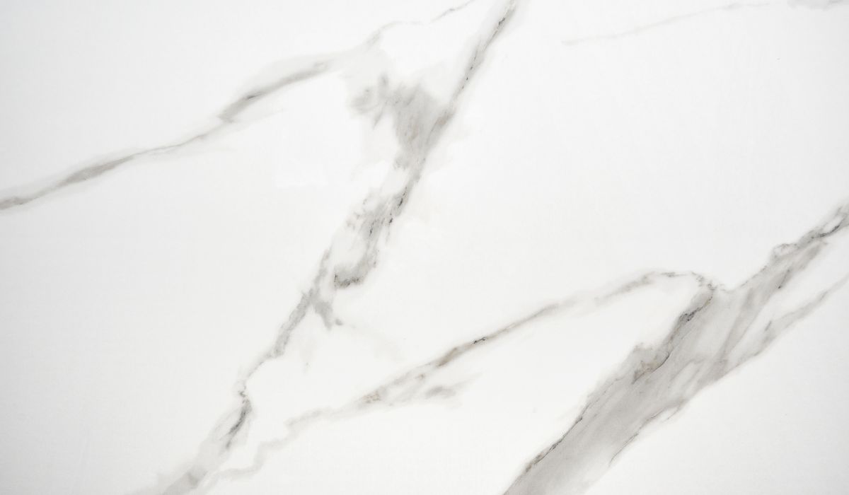 Piso de porcelanato líquido branco - Socorra-me Maridos de Aluguel Unihands