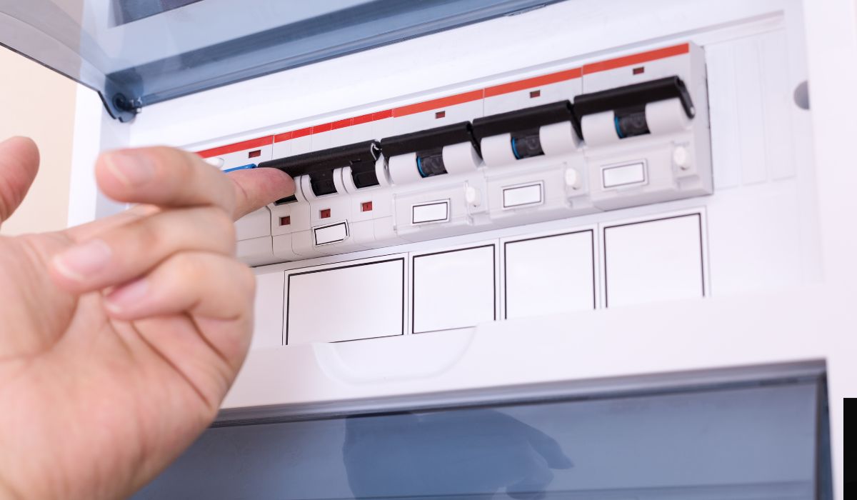Profissional de instalação de quadros de luz - Socorra-me Marido de Aluguel