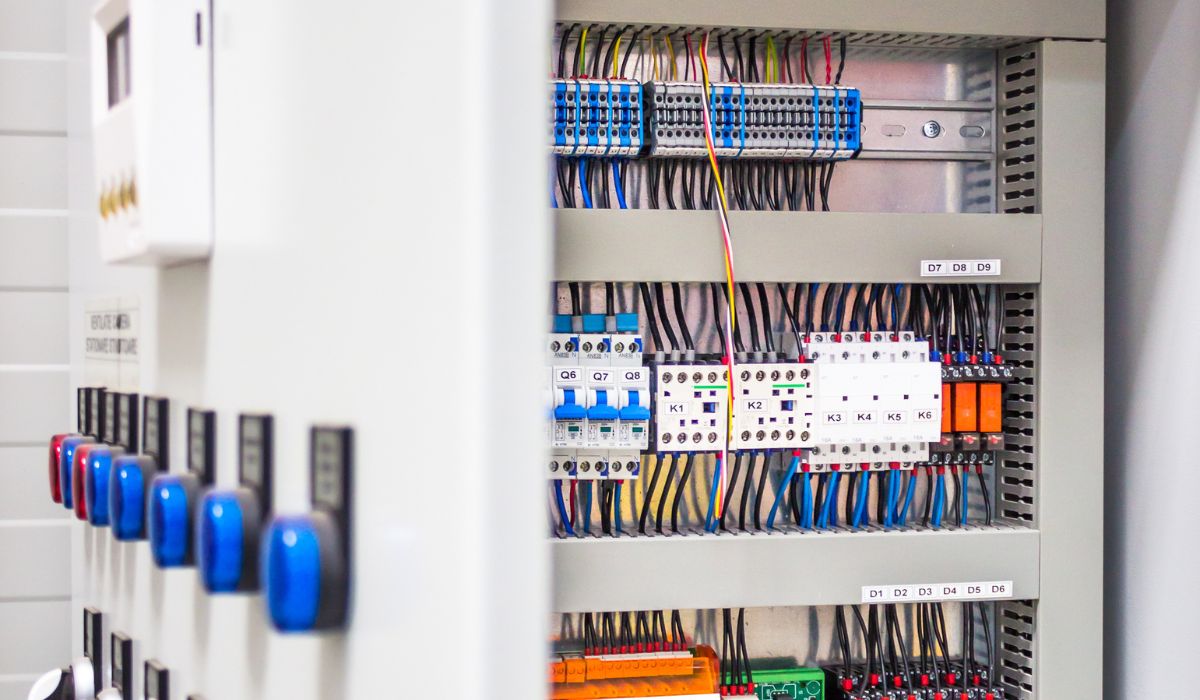 Tomada para o quadro elétrico - Socorra-me Maridos de Aluguel Unihands  