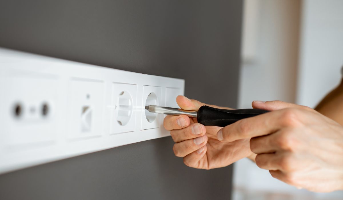 Tomada para o quadro elétrico - Socorra-me Maridos de Aluguel Unihands 