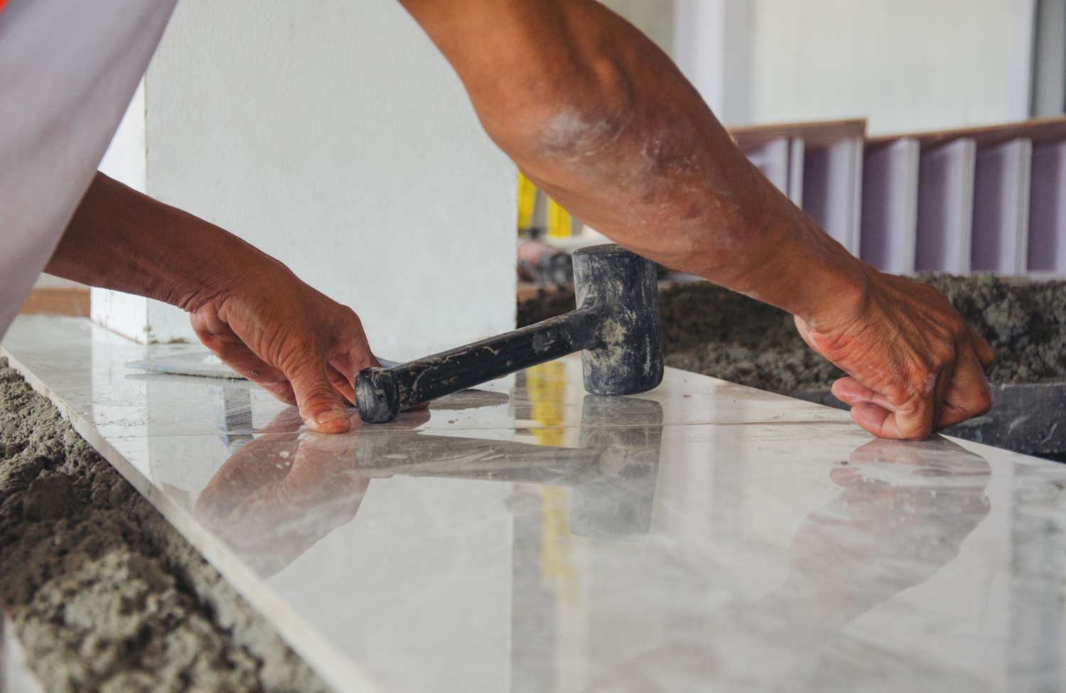 Profissional acabador de mármore finalizando um serviço