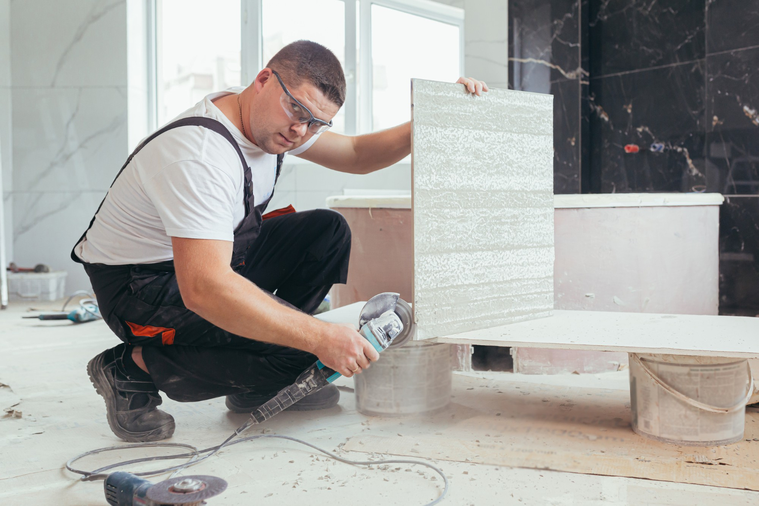 Profissional em colocação de mármore prepara pedra para colocar na casa
