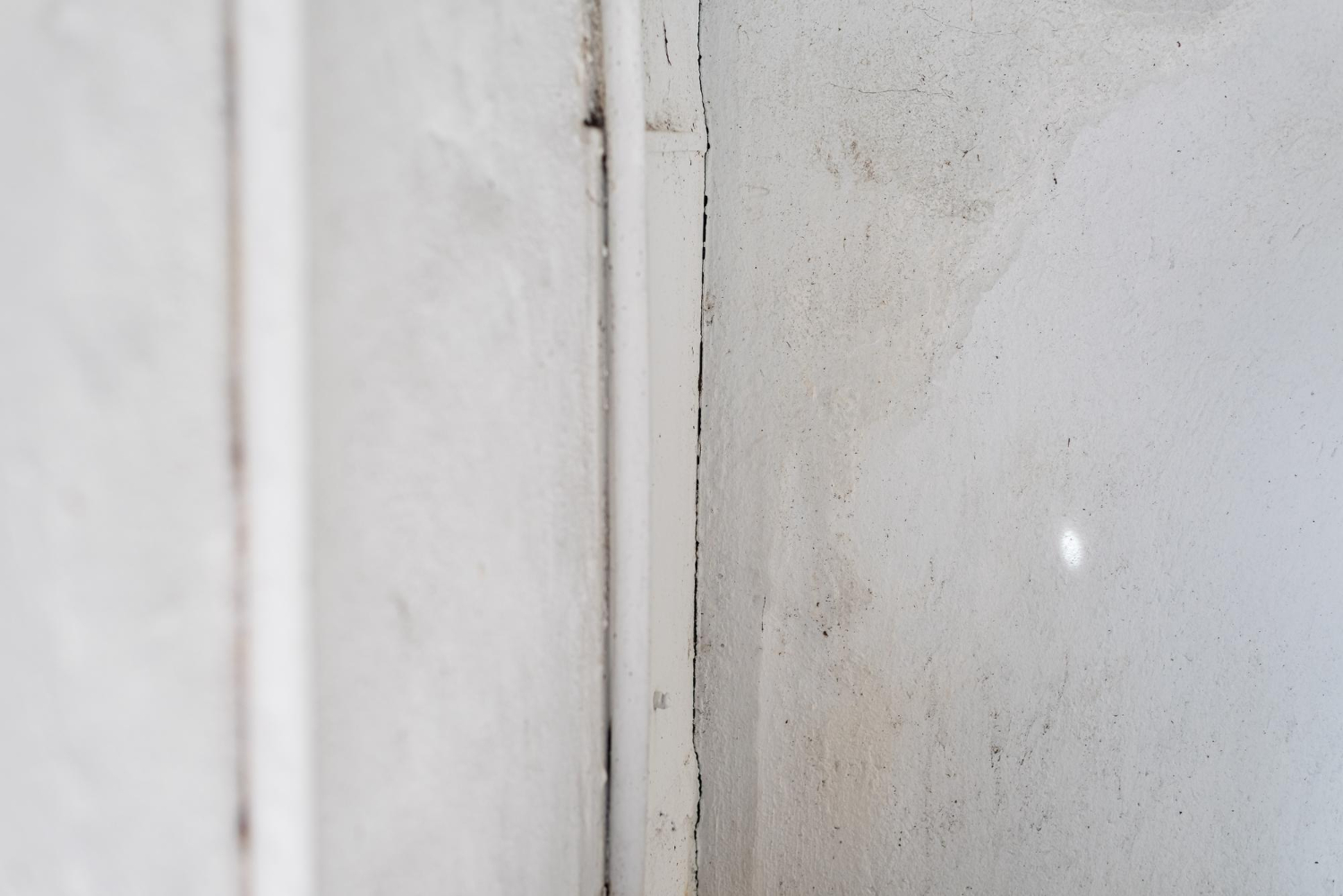 Característica de infiltração em parede do apartamento