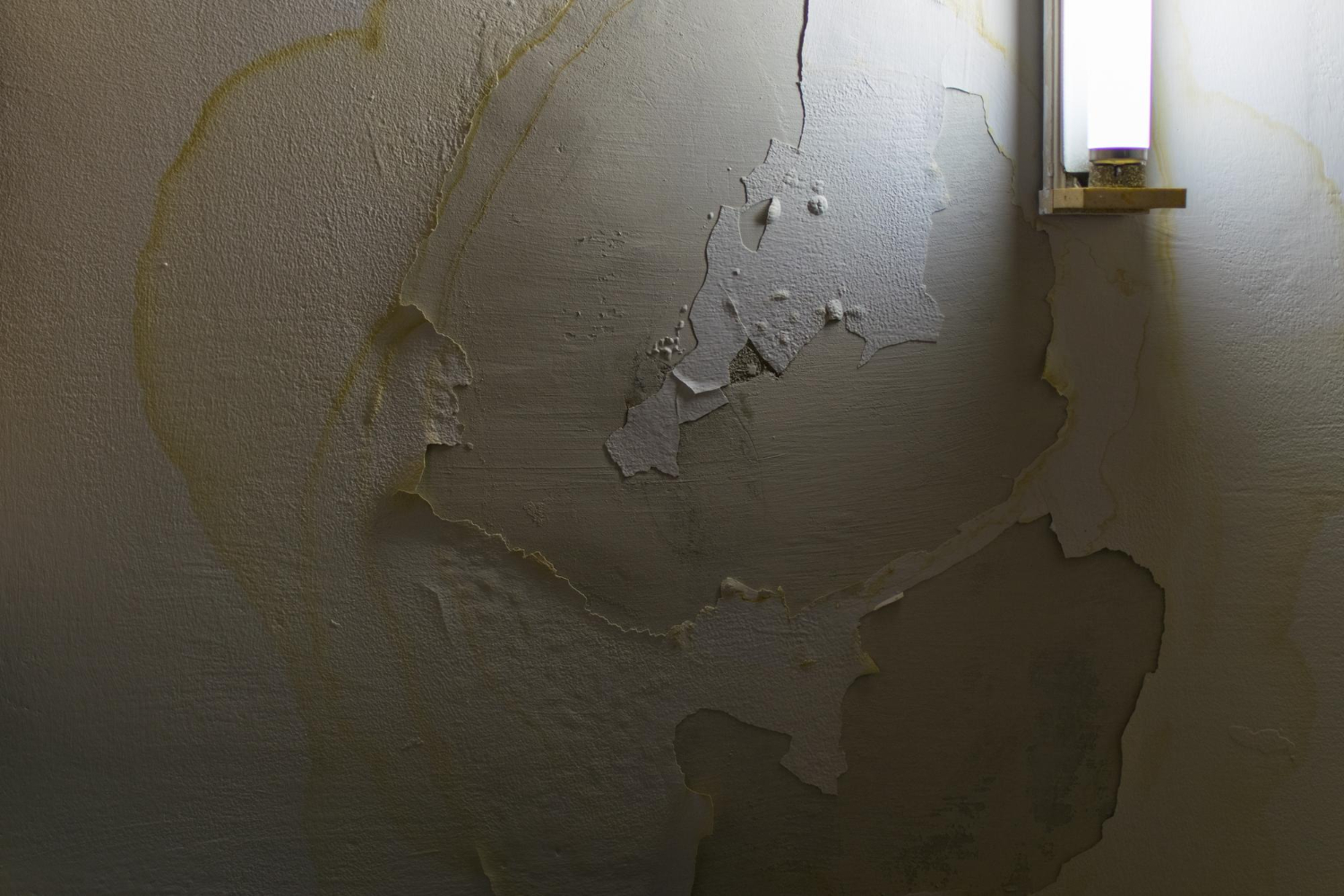 Parede de casa com infiltração por pressão