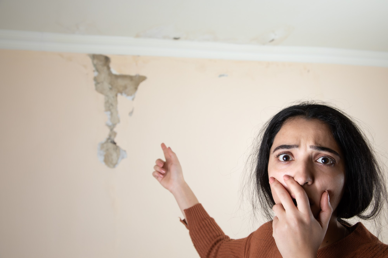 Como resolver infiltração no teto do apartamento: guia completo para soluções eficazes