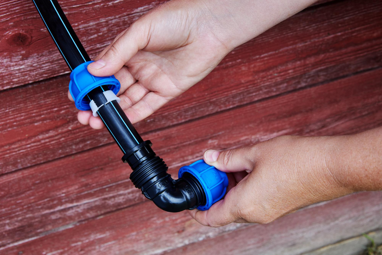 Profissional faz ajuste em cano PEX Profissional faz ajuste em cano PEX