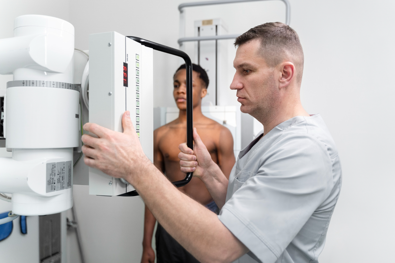 profissional durante instalação de boiler