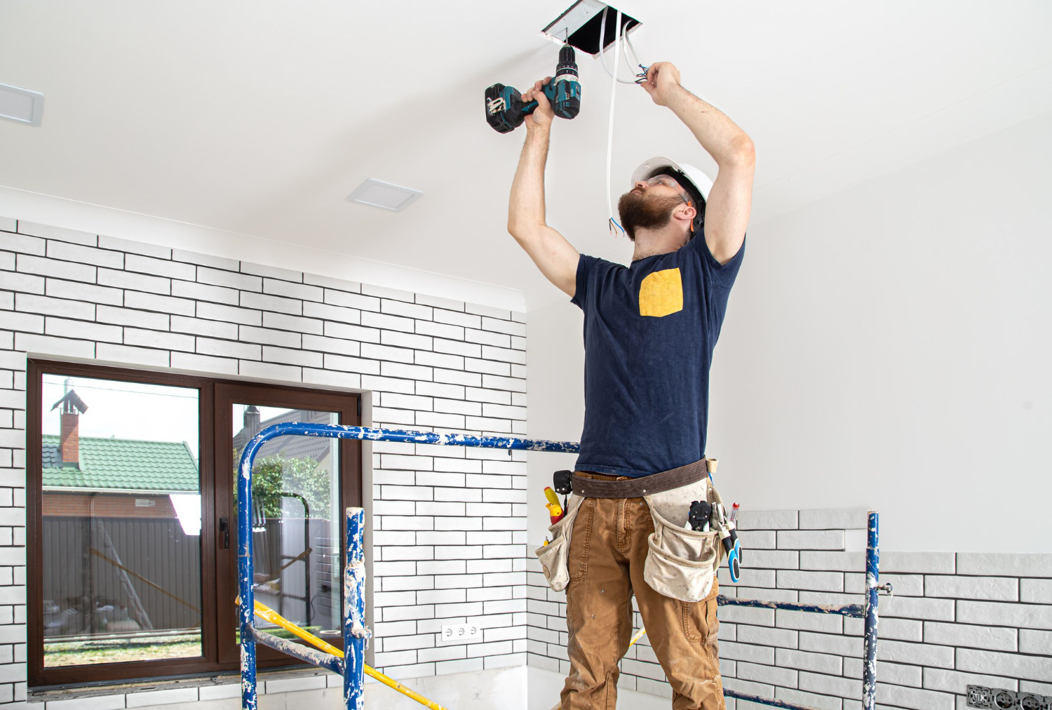 profissional durante instalação de ventilador com fio