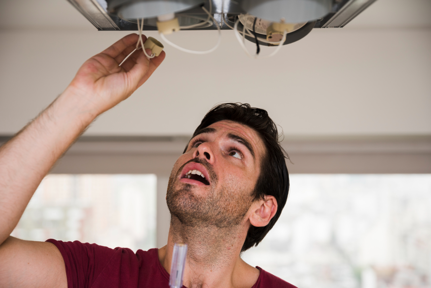 profissional durante instalação de ventilador com fio profissional durante instalação de ventilador com fio