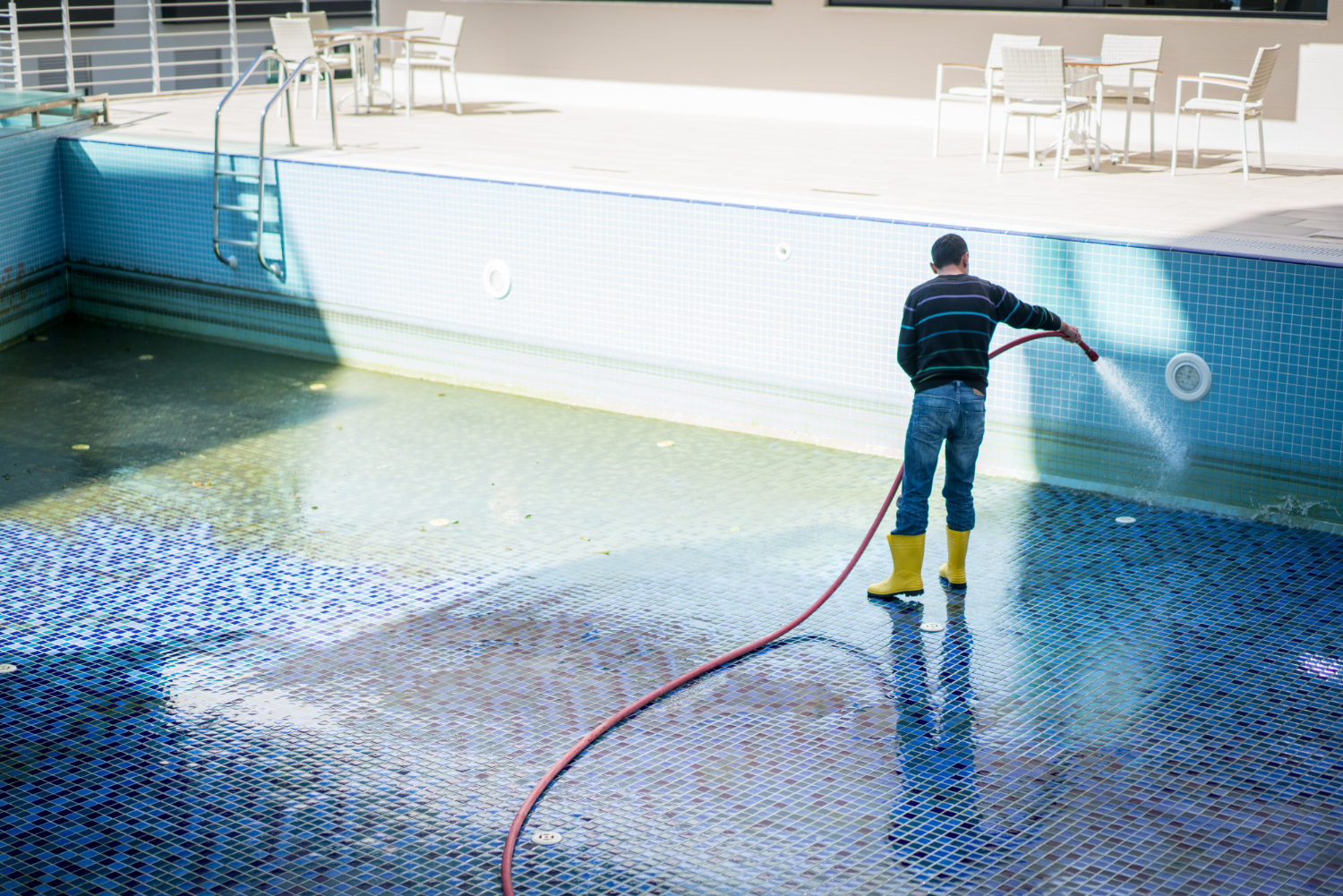 profissional em processo de limpeza de piscina profissional em processo de limpeza de piscina