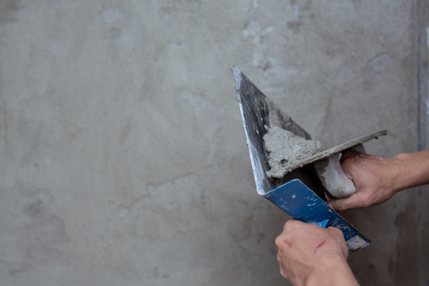 Profissional faz reparo em rachadura de parede Profissional faz reparo em rachadura de parede