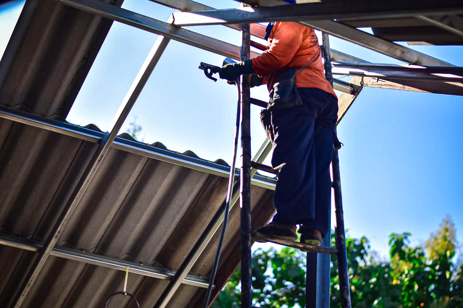 profissional durante manutenção de telhas e calhas