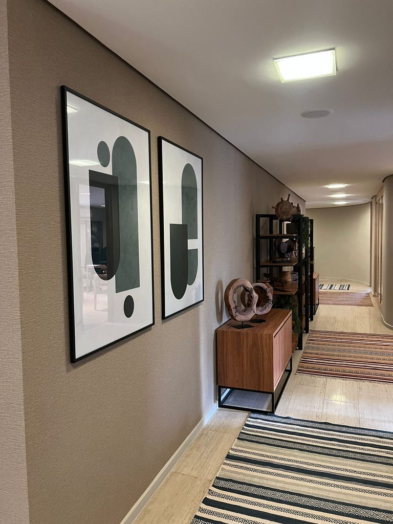 Qual a altura correta para instalar um quadro na parede?